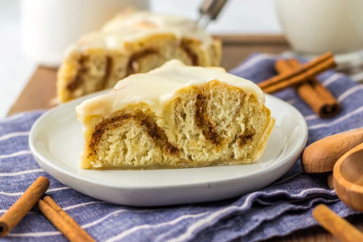 Cinnamon Roll Pie