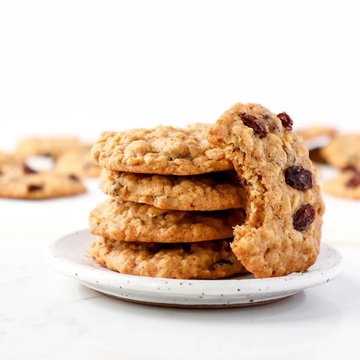 Chewy & Spicy Oatmeal Raisin Cookies