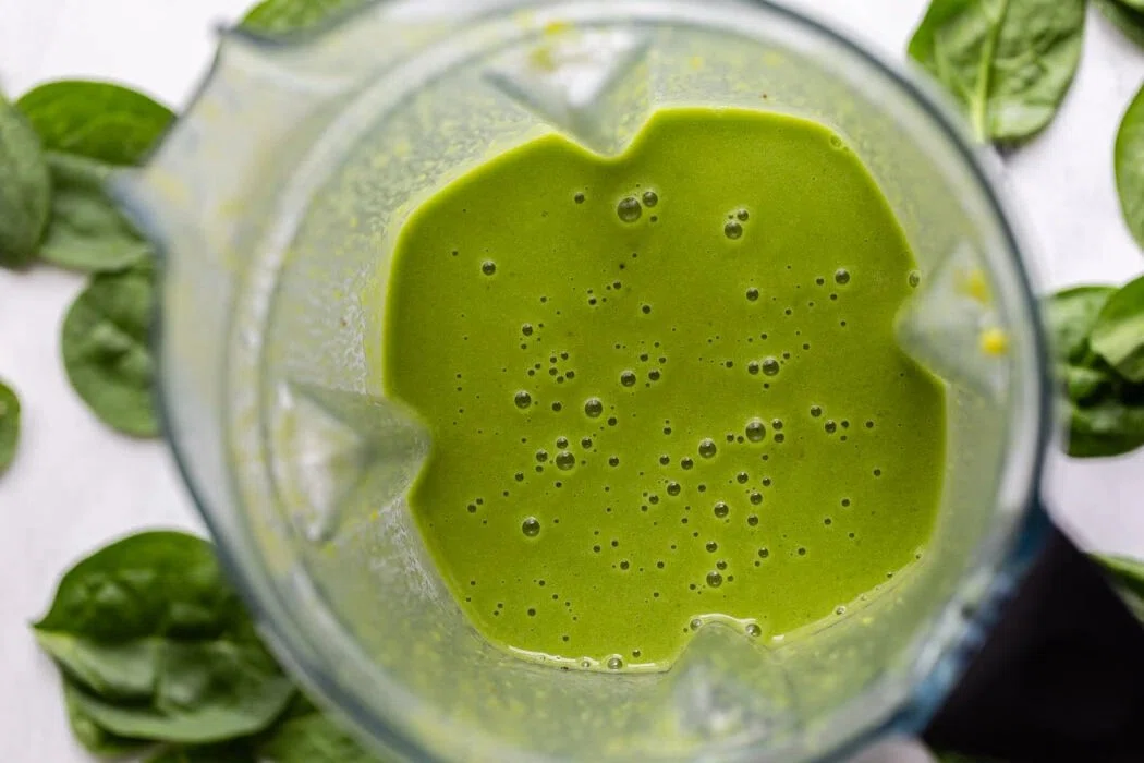 Spinach Banana Smoothie (Easy Green Smoothie Recipe)