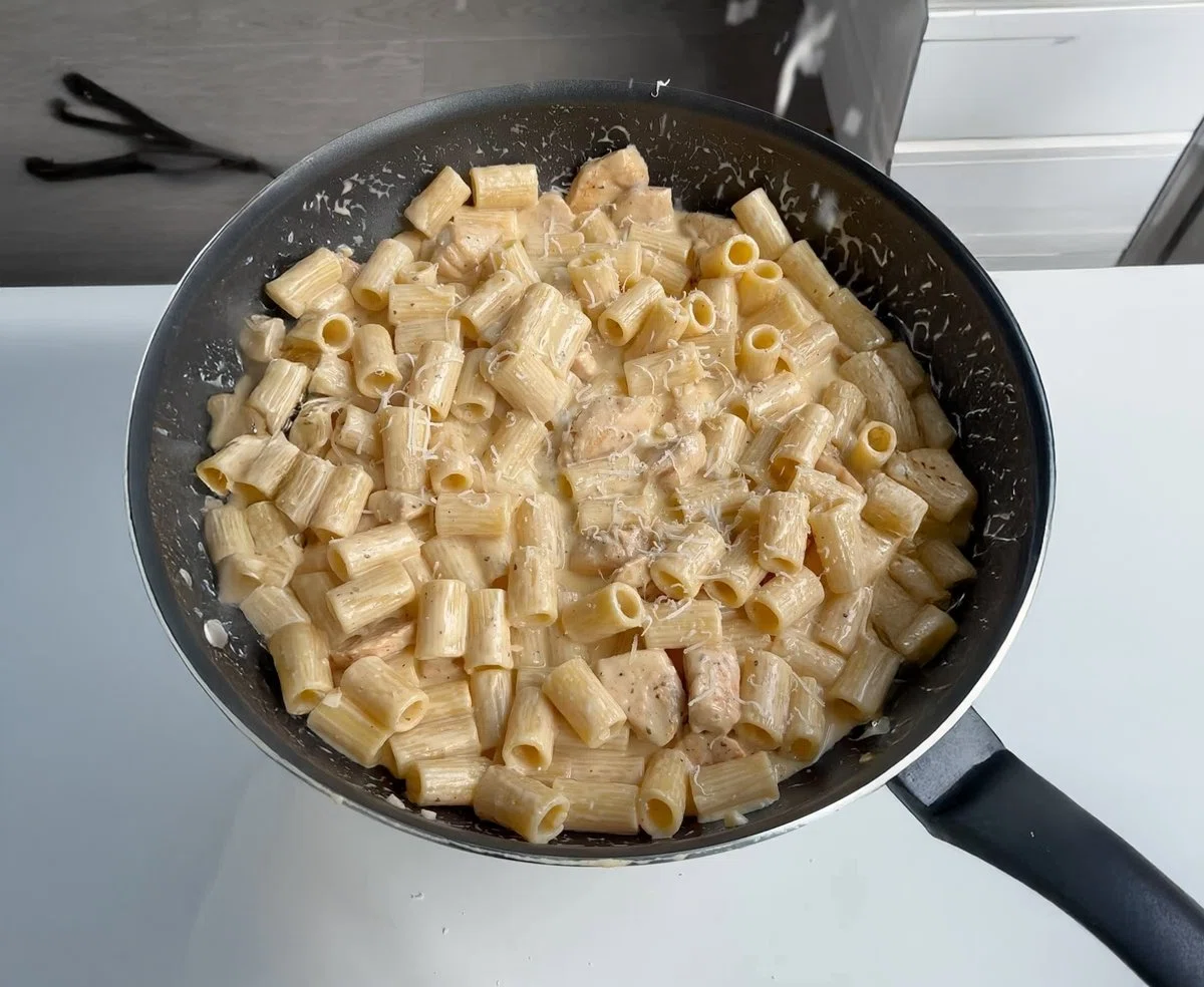 Simple Chicken Alfredo Pasta