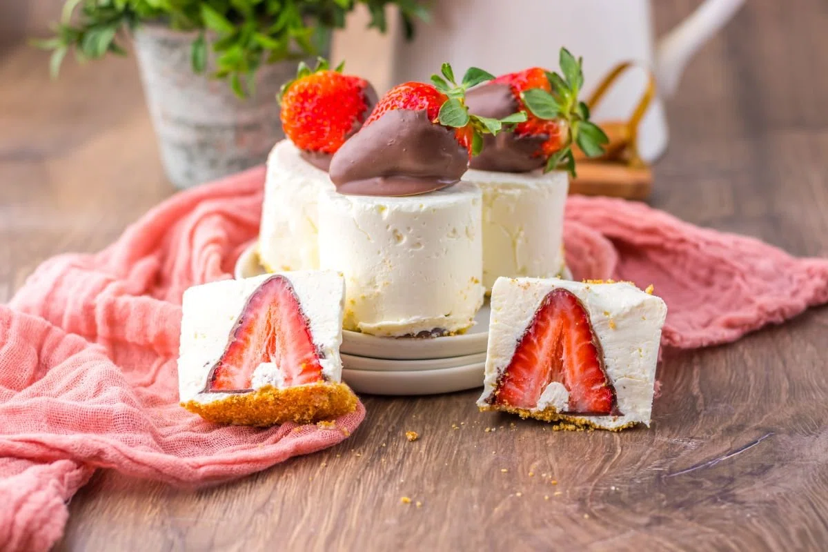 No-Bake Chocolate Strawberry Cheesecake
