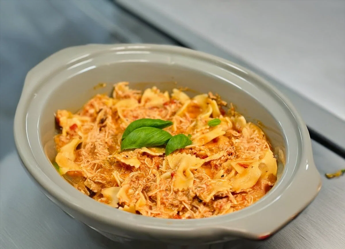 Creamy Tomato Basil Chicken Pasta (Crockpot)
