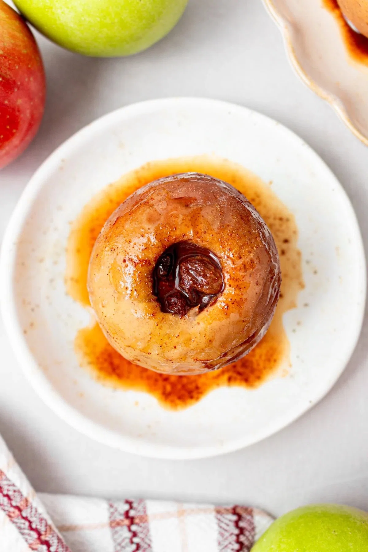 Baked Apples with Cinnamon and Raisins