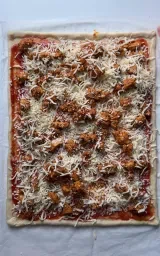 Döner Pizza with Yogurt Sauce
