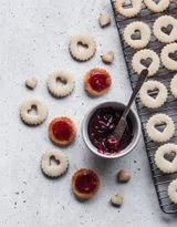 Shortbread Linzer Cookies With Raspberry Jam
