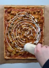 Döner Pizza with Yogurt Sauce