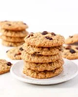 Chewy & Spicy Oatmeal Raisin Cookies