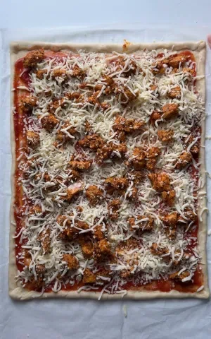 Döner Pizza with Yogurt Sauce