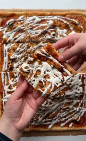 Döner Pizza with Yogurt Sauce