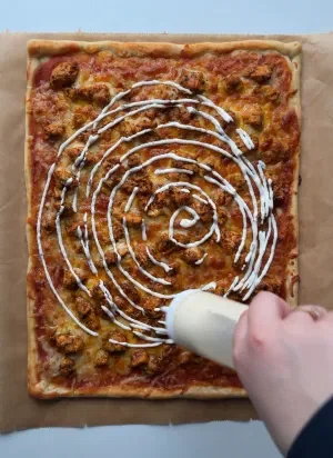 Döner Pizza with Yogurt Sauce