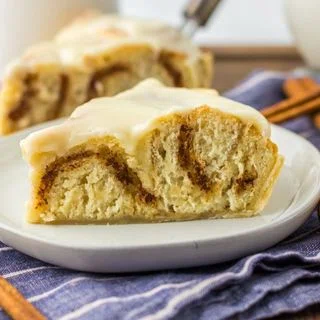Cinnamon Roll Pie