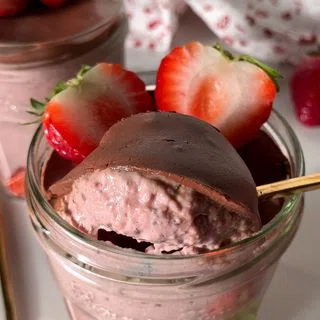 Chocolate Covered Strawberry Blended Overnight Oats