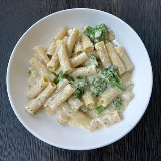 Garlic Cream Rigatoni with Broccoli