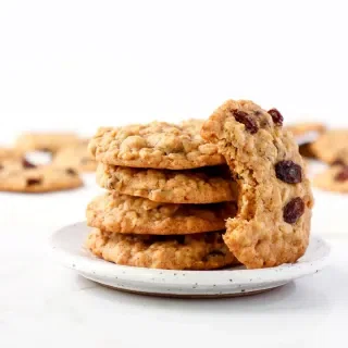 Chewy & Spicy Oatmeal Raisin Cookies