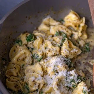 Quick and Easy Tortellini Pesto Cream with Kale