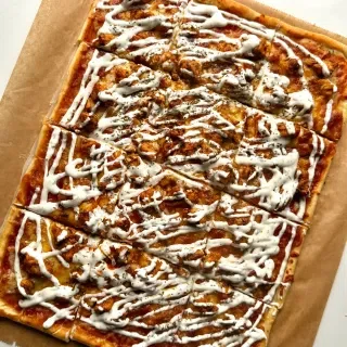 Döner Pizza with Yogurt Sauce