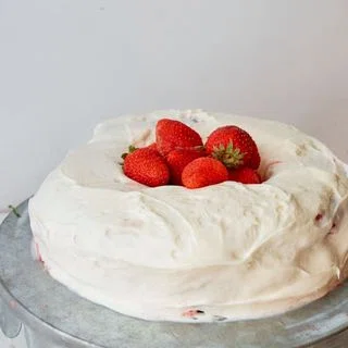 Easy Vanilla Cake with Strawberry Filling