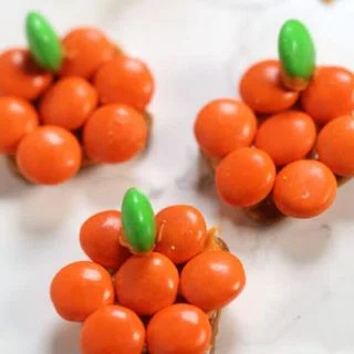 M&M Pumpkin Pretzels