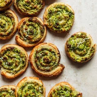 Flaky Spinach and Ricotta Puff Pastry Pinwheels