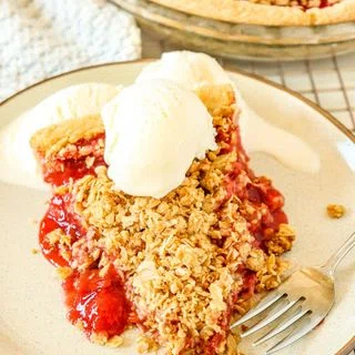 Strawberry Rhubarb Crumble Pie