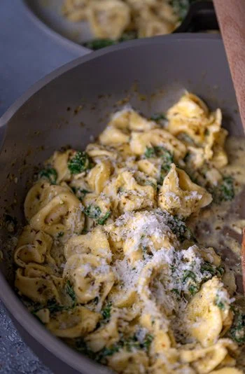 Quick and Easy Tortellini Pesto Cream with Kale