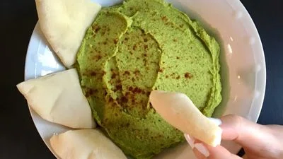 Homemade Spinach Hummus Without Tahini