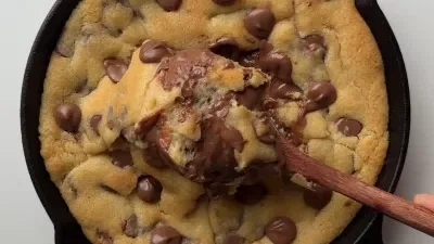 Nutella Stuffed Scoopable Chocolate Chip Cookie Pie