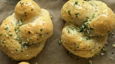 Giant Garlic Knots with Garlic-Herb Butter
