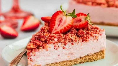 No-Bake Strawberry Crunch Cheesecake