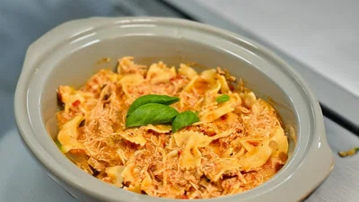 Creamy Tomato Basil Chicken Pasta (Crockpot)