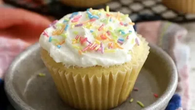 Basic Vanilla Cupcakes with Vanilla Buttercream
