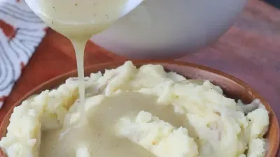 How to Make Gravy (Simple and Easy)