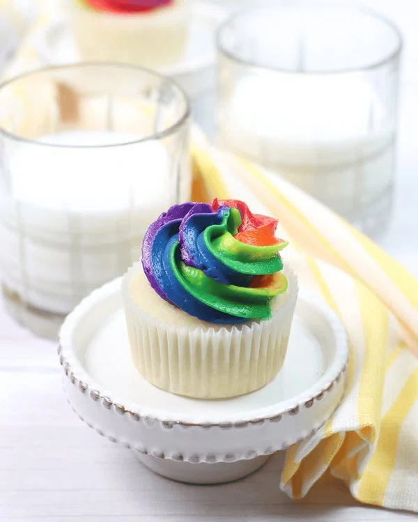 Vanilla Marshmallow Filled Cupcakes cover
