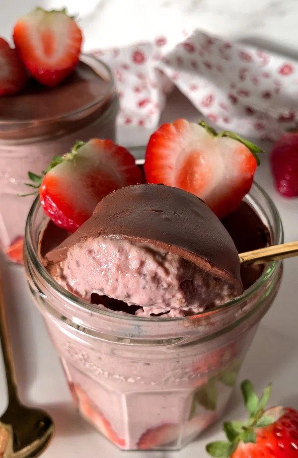 Chocolate Covered Strawberry Blended Overnight Oats cover