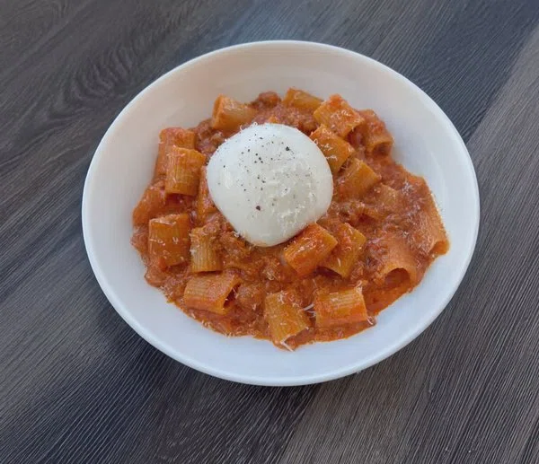 Bolognese with Burrata cover