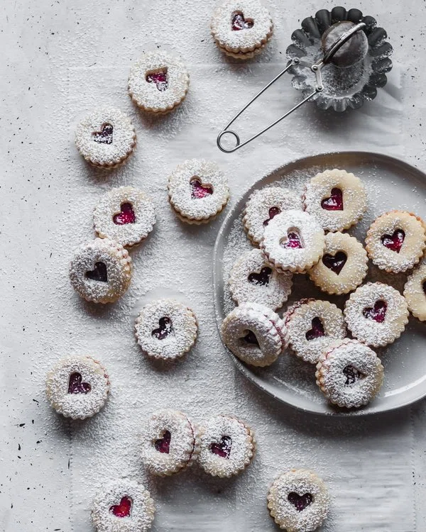 Shortbread Linzer Cookies With Raspberry Jam cover