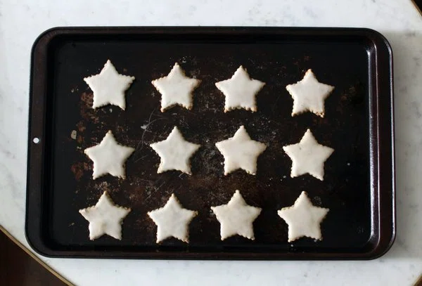 Pistachio Zimtsterne (Cinnamon Stars) cover