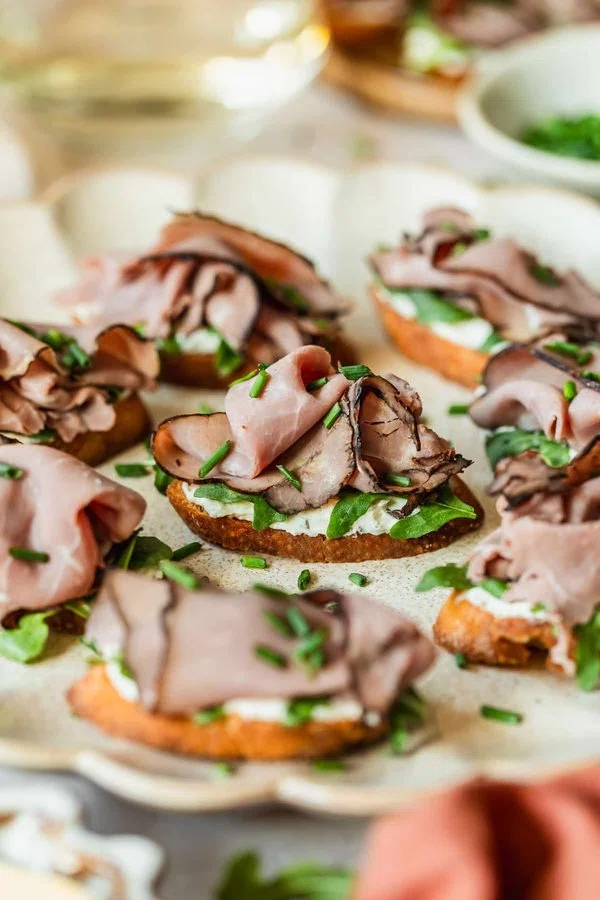 5-Ingredient Boursin & Roast Beef Crostini cover