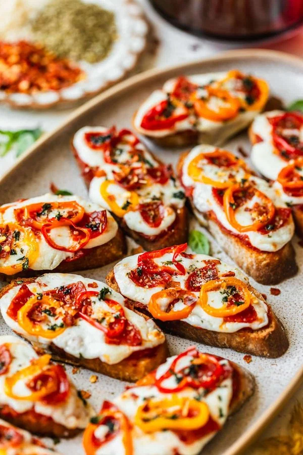 Super Easy Pepperoni Pizza Crostini cover