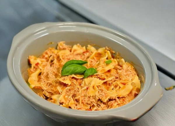 Creamy Tomato Basil Chicken Pasta (Crockpot) cover