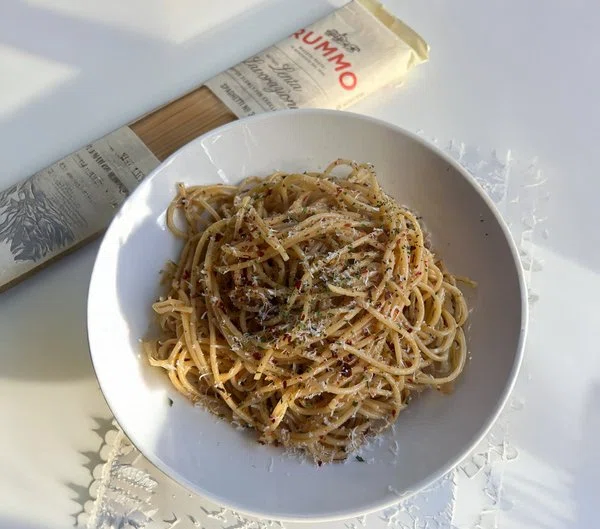Midnight Spaghetti (Garlic Chili Oil Pasta) cover